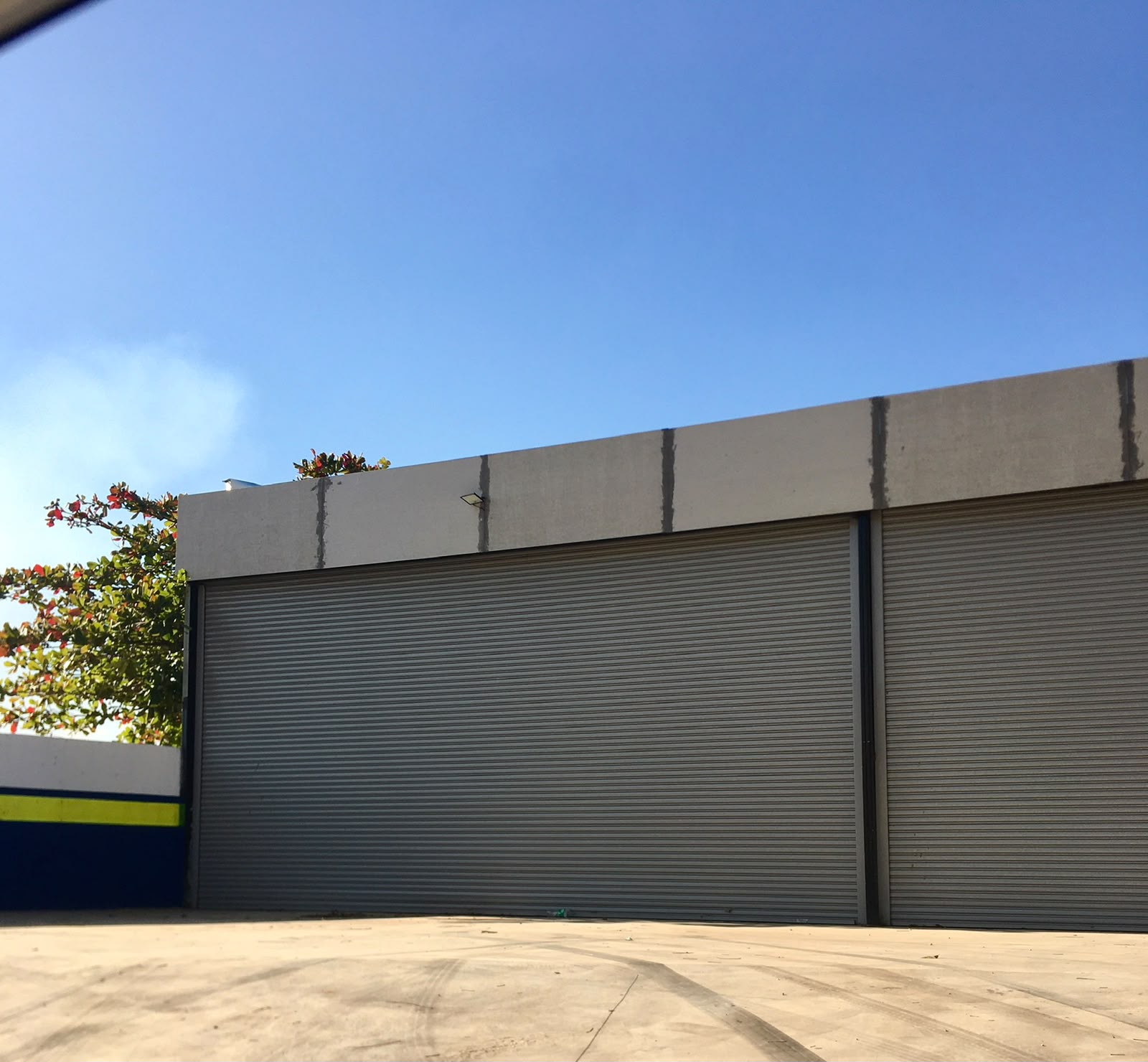 Porta industrial automatizada